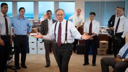 Sam Rogers (Kevin Spacey, 4. v. li.) bereitet seine Mitarbeiter auf die kommenden Ereignisse vor.