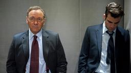 Sam Rogers (Kevin Spacey) und Peter Sullivan (Zachary Quinto, re.) ahnen, das ihnen nichts Gutes bevorsteht.