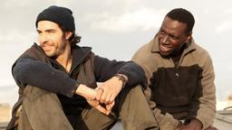 Samba (Omar Sy) aus dem Senegal und der „Brasilianer“ Wilson (Tahar Rahim, li.) werden Freunde.