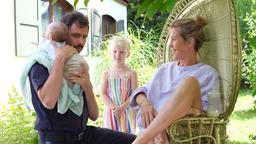 Sami (Marcel Mohab, li.) hält das Baby Noah vor Luise (Wolke Hegenbarth, re.) und Lotta (Lara Grunwald, Mitte).