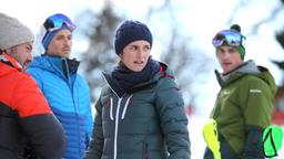 Sandra Mohr (Miriam Stein) am Tatort des ermordeten Karl Wintersperger, Cheftrainers des österreichischen Herrenskiteams. Sein Sohn Lukas (Christopher Schärf, 2. v. li.) und sein Ziehsohn Mario (Ferdinand Seebacher, li) hatten ein angespanntes Verhältnis zu ihm.