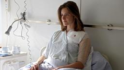 Sandra Mohr (Miriam Stein) erholt sich im Krankenhaus