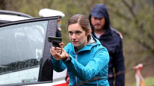 Bild: ARD Degeto/Allegro Film/Stefan Haring Sandra Mohr (Miriam Stein) im Einsatz.