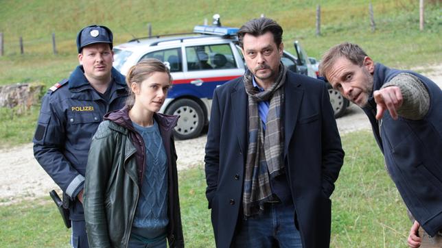 Bild: ARD Degeto/Allegro Film/Stefan Haring Sandra Mohr (Miriam Stein, 2. v.) und Sascha Bergmann (Hary Prinz) suchen mit dem Ortspolizisten Ferdinand Franz (Holger Schober) den Verdächtigen Veit Schindler (Julian Weigend) auf.
