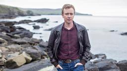 Sandy (Steven Robertson) unterstützt Shetland-Ermittler Jimmy Perez, der den 23 Jahre zurückliegenden Mordfall an Lizzie Kilmuir wieder aufrollen muss.
