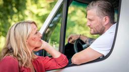 Sani-Kollege Lars (Bo Hansen) verfolgt berät Nora (Tanja Wedhorn) in Sachen Online-Dating.