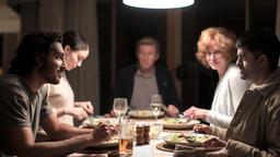 Saroo (Dev Patel, v. l. n.) beim Abendessen mit seiner Freundin Lucy (Rooney Mara), seinen Adoptiveltern John (David Wenham) und Sue (Nicole Kidman) sowie seinem Adoptivbruder Mantosh (Divian Ladwa).