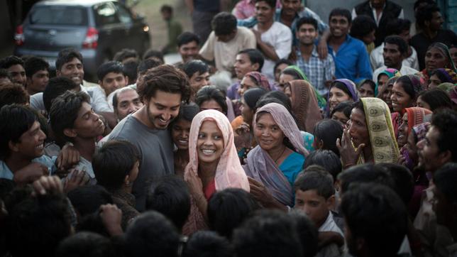Bild: ARD Degeto Saroo (Dev Patel, Mitte) findet in seine Heimat zurück und feiert dort ein Wiedersehen.