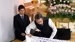 Sasaki (Tsutomu Yamazaki, re.) weiht seinen Schüler Daigo (Masahiro Motoki) in die Kunst der rituellen Aufbahrung von Leichen ein.