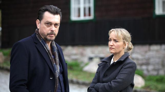 Bild: ARD Degeto/Allegro Film/Stefan Haring Sascha Bergmann (Hary Prinz) "arbeitet" an einem "Liebesrevival" mit seiner Kollegin Eva (Eva Herzig) von der Spurensicherung.