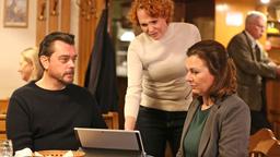 Sascha Bergmann (Hary Prinz) und seine Chefin Nicole Sturm (Bettina Mittendorfer, re.) haben Fragen an Bürgermeisterin Elisabeth Korn (Stefanie Dvorak).