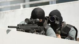 Scharfschützen nehmen die Gladbecker Geiselnehmer ins Visier – dürfen aber nicht abdrücken.
