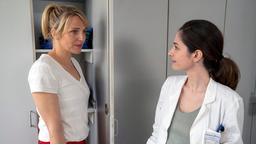 Schlechtes Gewissen: Nora Kaminski (Tanja Wedhorn, li.) vetraut sich Dr. Maja Pirsich (Anne Werner) an.