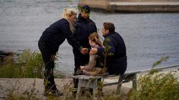 Schockierender Fund: Maria Wern (Eva Röse) spricht mit Vater und Tochter, die beim Fischen auf Kristoffers Leiche gestoßen sind.