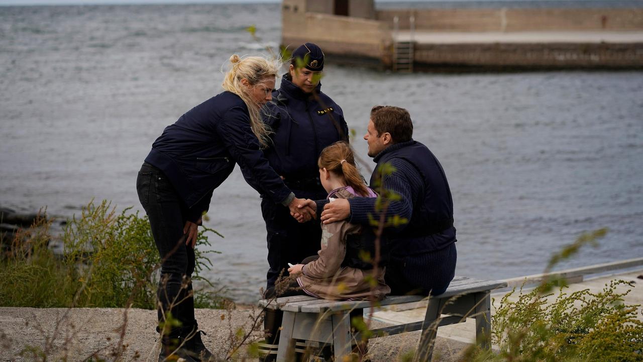 Schockierender Fund: Maria Wern (Eva Röse) spricht mit Vater und Tochter, die beim Fischen auf Kristoffers Leiche gestoßen sind.