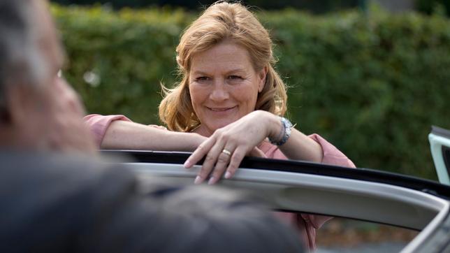 Bild: ARD Degeto/Thorsten Jander Schuldirektorin Christine (Suzanne von Borsody) hat einen heimlichen Verehrer.