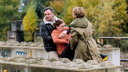 Schwebt in großer Gefahr: Anne (Lina Wendel, Mi) wird bewusstlos von Stefan Vierhaus (Roland Silbernagl, li) und Antonia Goelen (Sonja Baum, re) zur Kaimauer getragen.