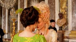 Schweren Herzens sagt Königin Marie Antoinette (Diane Kruger, re.) ihrer Freundin Lebewohl. Für die Herzogin Gabrielle de Polignac 	(Virginie Ledoyen) hat sie die Flucht arrangiert.
