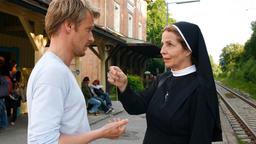Schwester Barbara (Michaela May) gibt dem verliebten Fabian (Max von Pufendorf) einen Talisman mit auf den Weg.