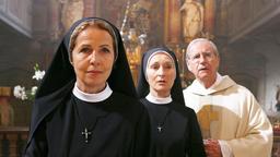 Schwester Barbara (Michaela May, li.), Schwester Priorin (Eleonore Weisgerber) und Priester (Wilfried Klaus) staunen nicht schlecht, als Louisa mitten in der Zeremonie reißaus nimmt.