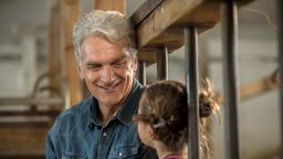 Sebastian Leitner (Walter Sittler) will das Beste für seine Enkelin Lea (Lilly Kiara Walleshauser).
