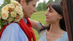 Sebastian (Roman Knizka) macht Floriane (Miranda Leonhardt) einen Heiratsantrag.
