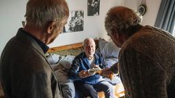 Sein letzter Wille hat es in sich: Vincent (Sepp Schauer) verpflichtet Ferdi (Philipp Sonntag, li.) und Barthl (Friedrich von Thun, re.) zu einer heiklen Mission.