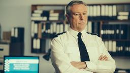 Sein Vorgesetzter Brian Prosser (Aneirin Hughes) hält zu Inspector Mathias.