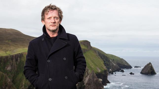 Seine Erfahrungen auf dem Festland helfen Detective Inspector Jimmy Perez (Douglas Henshall) die Ereignisse auf den Shetlandinseln mit anderen Augen zu sehen.