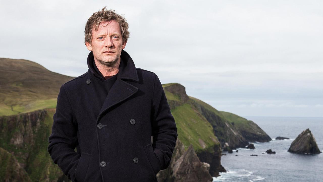 Seine Erfahrungen auf dem Festland helfen Detective Inspector Jimmy Perez (Douglas Henshall) die Ereignisse auf den Shetlandinseln mit anderen Augen zu sehen.