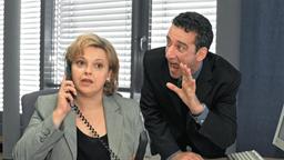 Seine Sekretärin Frau Schnattmann (Andrea Wildner) versteht nur Bahnhof, als der unsichtbare Max (Heio von Stetten) versucht, sich Gehör zu verschaffen.