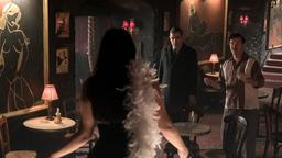 Seine Untersuchungen führen Kommissar Maigret (Rowan Atkinson) in den Nachtclub von Fred Alfonsini (Douglas Hodge, re.).