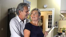 Seit er nicht mehr arbeiten muss, überrascht Peter (Peter Sattmann) seine Frau Charlotte (Jutta Speidel) immer öfter mit romantischen Anflügen.