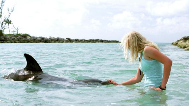 Bild: MDR/Paradise Productions Seitdem ihre Mutter vor einem Jahr gestorben ist, lebt die 14 Jahre alte Alyssa (Carly Schroeder) bei ihrer Groflmutter Lucy (Katharine Ross). Doch dann entscheidet Lucy, dass Alyssa auf die Bahamas ziehen soll, wo ihr Vater Hawk (Adrian Dunbar) als Delphinforscher lebt und arbeitet. Allerdings hat Alyssa ihren Vater noch nie im Leben gesehen...