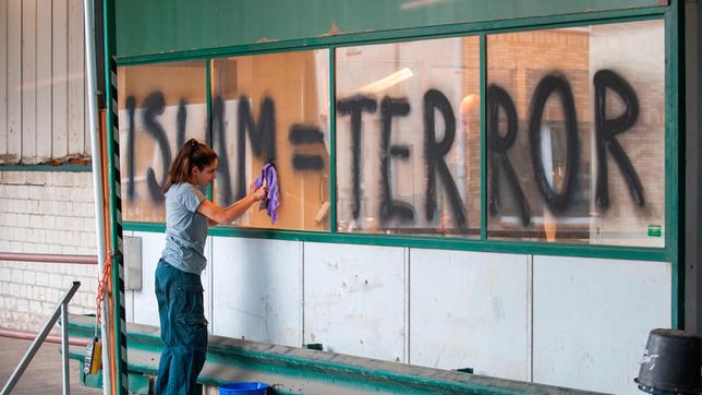 Bild: WDR/Julia Terjung NSU - DIE OPFER: Semiya (Almila Bagriacik) muss das Graffiti entfernen.