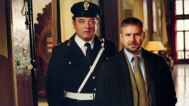 Sergente Vianello (Karl Fischer) und Commissario Guido Brunetti (Joachim Krol)