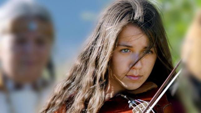 Bild: MDR/RECK Filmproduktion GmbH Shana ist musikalisch hoch talentiert. Sie lebt mit ihrem Vater in einem Indianerdorf in Kanada. Seit ihre Mutter vor zwei Jahren in den Wald gegangen und nicht wieder gekommen ist, fühlt sie sich oft einsam. Dann spielt sie ganz allein unter dem Ahnenbaum auf ihrer Geige und scheint damit einen weissen Wolf magisch anzulocken. Shanas neue Lehrerin entdeckt ihr Talent und meldet sie an der Musikschule von Vancouver an. Wenige Tage vor der Aufnahmeprüfung aber verkauft Shanas Vater die Geige ihrer Mutter. Auf der Suche danach gerät Shana immer tiefer in den Wald, wo sie dem weissen Wolf und den Geistern ihrer Ahnen begegnet. Zwischen Trance und Traum findet Shana zum magischen Geigenspiel, das sie bereit für die grosse Welt macht.