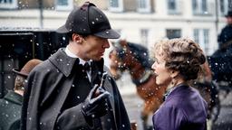 Sherlock Holmes (Benedict Cumberbatch) und Mrs. Hudson (Una Stubbs)