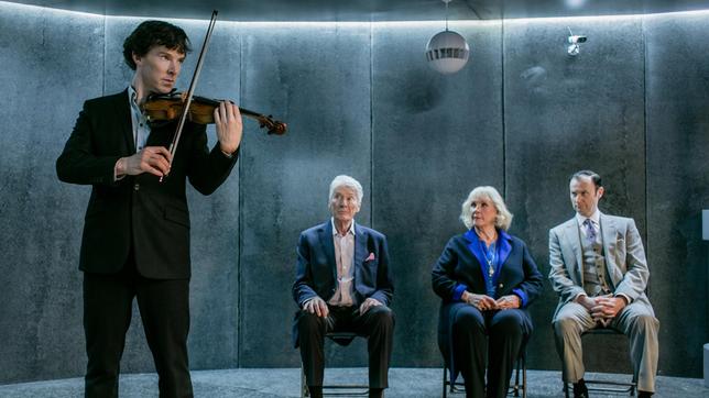 Bild: ARD Degeto/BBC/Hartswood Films 2016 Sherlock (Benedict Cumberbatch), seine Eltern (Timothy Carlton und Wanda Ventham) und sein Bruder Mycroft (Mark Gatiss, re.) müssen sich einem Familiengeheimnis stellen.