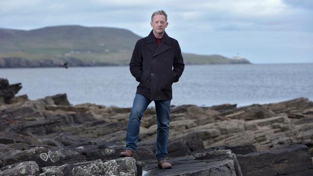 Bild: ARD Degeto/ITV Studios Shetland-Ermittler Jimmy Perez (Douglas Henshall) steht vor einem schwierigen Fall: Auf seine unbeirrbare und unaufgeregte Art muss der charismatische Ermittler zwei Morde aufklären und gleichzeitig verhindern, dass dem Hauptverdächtigen etwas zustößt.