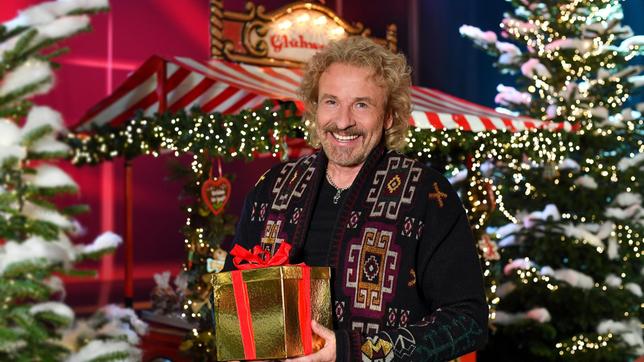 Bild: SWR/Wolfgang Breiteneicher Showmaster Thomas Gottschalk begrüßt auf seinem Sofa prominente und nicht-prominente Menschen, die interessante und emotionale Geschichten zu erzählen haben.