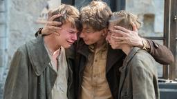 Sie haben es geschafft! Onkel (Jonathan Berlin), Jumbo (Johannes Geller) und Bubu (Andreas Warmbrunn) haben sich vom Volkssturm abgesetzt und nach Hause durchgeschlagen.