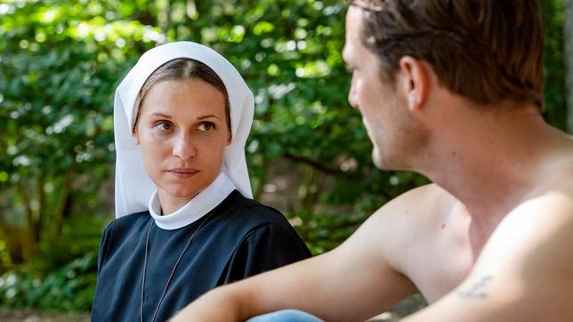 Sie könnten nicht unterschiedlicher sein: Der Werbeprofi Conrad (David Rott) und die Nonne Charlotte (Kristin Suckow).
