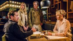 FÜR EINE NACHT...UND IMMER?: Eva (Juliane Köhler) stellt Tom (Marc Benjamin) ihrem Kollegen Dennis (Johannes Zirner) und dessen Frau Verena (Sandra Koltai) vor.