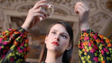 Bild: ARD Degeto/Martin Menke Signorina Elettra (Annett Renneberg)