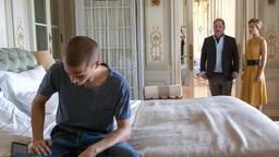 Silva (Jürgen Tarrach) übernimmt die Verteidigung des vorbestraften Teenagers David (Luis Pintsch, li.), dessen Mutter (Ana Rita Clara) in großer Sorge ist.