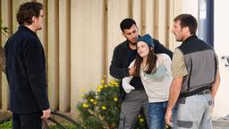 Simon Lemberger (Felix Klare, li.) hilft der Einbrecherin Nathalie (Jasna Fritzi Bauer), die von zwei Männern (Amin Azzouz und François-Dominique Blin) und erwischt und festgehalten wird.