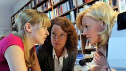 Sindy (Jasmin Schwiers, li.), Thea (Katrin Sass) und Babette (Petra Kleinert, re.) besprechen ihren Racheplan.