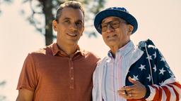 Sizilianischer Stolz: Sebastian (Sebastian Maniscalco, li.) und Salvo (Robert De Niro, re.) beginnen langsam, die wahre Bedeutung von Familie und Zusammenhalt zu verstehen.
