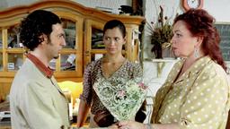 Skeptisch beobachtet Stella (Sandra Speichert, Mitte) den Abschied ihres Verlobten Guiseppe (Claudio Caiolo) von ihrer Mutter Antonia (Roswitha Dost).